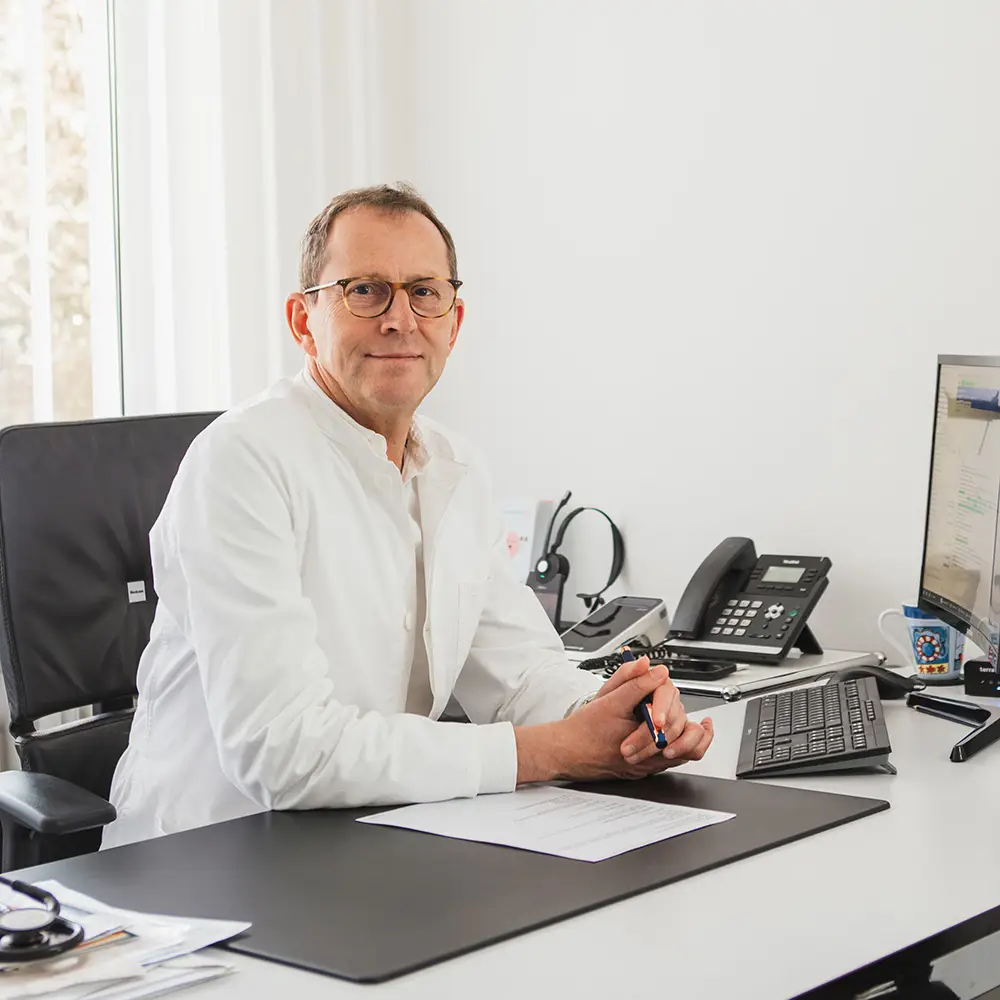 Dr. Axel Schulte-Goebel an seinem Arbeitsplatz
